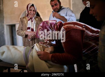Bildnummer: 55404983  Datum: 27.05.2011  Copyright: imago/Xinhua (110527) -- MISRATA, May 27, 2011 (Xinhua) -- An Libyan woman grieves over the body of Mohsin Ali Sheikh, a one-and-half-year-old boy who was killed in clashes between rebels and Libyan leader Muammar Gaddafi s forces, during his funeral in Misrata, Libya, on May 27, 2011.(Xinhua/Wissam Nassar)(msq) LIBYA-MISRATA-CHILD-FUNERAL PUBLICATIONxNOTxINxCHN Politik Krieg Bürgerkrieg Opfer Tote Leiche Kind kbdig xmk x0x 2011 quer     Bildnummer 55404983 Date 27 05 2011 Copyright Imago XINHUA  Misrata May 27 2011 XINHUA to Libyan Woman Gri Stock Photo