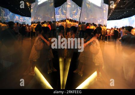 Bildnummer: 55408657  Datum: 29.05.2011  Copyright: imago/Xinhua (110530) -- SHANGHAI, May 30, 2011 (Xinhua) -- Visitors watch exhibition in the China Pavilion of the Shanghai Expo in Shanghai, east China, May 29, 2011. The China Pavilion will officially close on May 31 to end a half-year extended exhibition. After its close, the animated version of the Riverside Scene at the Qingming Festival, a highly renowned piece of Chinese painting dating back some 900 years ago, will be exhibited in Taipei of southeast China s Taiwan from July. (Xinhua/Niu Yixin) (llp) #CHINA-SHANGHAI EXPO-CHINA PAVILIO Stock Photo