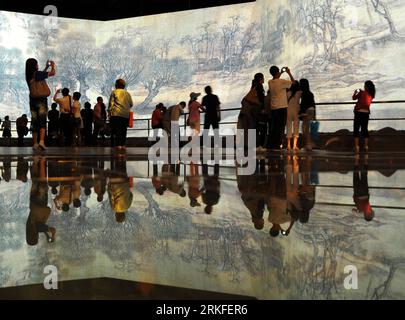 Bildnummer: 55408698  Datum: 29.05.2011  Copyright: imago/Xinhua (110530) -- SHANGHAI, May 30, 2011 (Xinhua) -- Visitors watch the animated version of the famous ancient painting Riverside Scene at the Qingming Festival in the China Pavilion of the Shanghai Expo in Shanghai, east China, May 29, 2011. The China Pavilion will officially close on May 31 to end a half-year extended exhibition. After its close, the animated version of the Riverside Scene at the Qingming Festival, a highly renowned piece of Chinese painting dating back some 900 years ago, will be exhibited in Taipei of southeast Chi Stock Photo