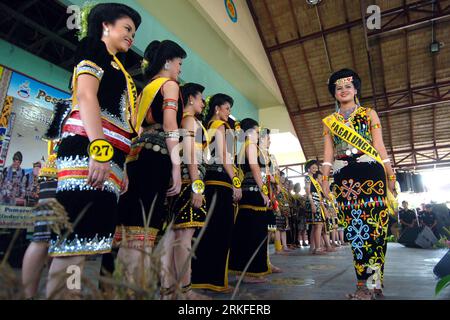 Bildnummer: 55411367  Datum: 30.05.2011  Copyright: imago/Xinhua (110530) -- KOTA KINABALU, May 30, 2011 (Xinhua) -- Girls of Kadazan-Dusun ethnic group attend a beauty contest during the Harvest Festival celebration in Kota Kinabalu of Sabah, Malaysia, May 30, 2011. of Kadazan-Dusun ethnic group will hold various activities during the two-day festival to promote local culture. (Xinhua) (msq) MALAYSIA-KOTA KINABALU-KADAZAN-DUSUN-HARVEST FESTIVAL PUBLICATIONxNOTxINxCHN Gesellschaft kbdig xsk 2011 quer  o0 Ernte, Erntefest, Schönheitswettbewerb, Misswahl    Bildnummer 55411367 Date 30 05 2011 Co Stock Photo