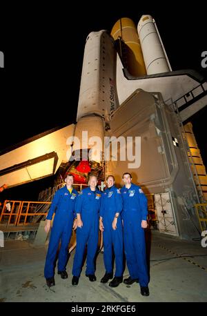 Bildnummer: 55419732  Datum: 01.06.2011  Copyright: imago/Xinhua (110601) -- WASHINGTON D.C., June 1, 2011 (Xinhua) -- Crew members (from L to R) Chris Ferguson, Douglas Hurley, Sandra Magnus, and Rex Walheim pose for a group photograph atop of the Mobile Launch Platform (MLP) as the space shuttle Atlantis (STS-135) rolls out of High Bay 3 in the Vehicle Assembly Building to Launch Pad 39a for its final flight, at Kennedy Space Center in Cape Canaveral, Florida, May 31, 2011.Shuttle Atlantis is targeted to launch on July 8 for space shuttle s final flight. (Xinhua/NASA/Bill Ingalls) (lyi) U.S. Stock Photo