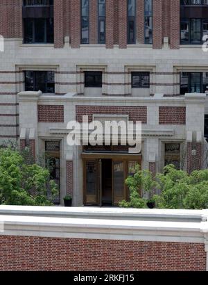 Bildnummer: 55424965  Datum: 03.06.2011  Copyright: imago/Xinhua (110603) -- BEIJING, June 3, 2011 (Xinhua) -- Photo taken on May 26, 2011 shows the exterior of the apartment buildings Diaoyutai Courtyard Number 7 in Beijing, capital of China. The penthouse apartment building starts attracting public eyeballs because of its extraordinarily high selling price, which is reported to be 300,000 yuan (about 46,300 US dollars) per square meter. The real estate industry watchdog here, Beijing Municipal Commission of Housing and Urban-rural Development announced on June 3 that the sale of 23 overprice Stock Photo