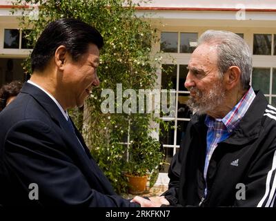 (110607) -- HAVANA, June 7, 2011 (Xinhua) -- Chinese Vice President Xi Jinping (L) shakes hands with former Cuban leader Fidel Castro in Havana, Cuba, June 6, 2011. (Xinhua)(mcg) CUBA-HAVANA-XI JINPING-FIDEL CASTRO-VISIT PUBLICATIONxNOTxINxCHN Stock Photo