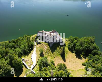 Aerial shot of Czorsztyn Castle in Poland, perched atop a hill and surrounded by lush, green landscape Stock Photo