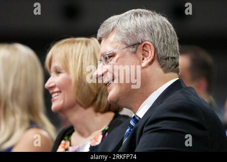 Bildnummer: 55445468  Datum: 10.06.2011  Copyright: imago/Xinhua (110610) -- OTTAWA, June 10, 2011 (Xinhua)-- Canada s Prime Minister and Conservative Party leader Stephen Harper and his wife Laureen smile while attending the Conservative Convention at the Ottawa Convention Centre in Ottawa, Ontario, Canada, on June 9, 2011. The three-day gathering is set to celebrate Tory s victory in general election last month and revise its policies and party constitution.(Xinhua/Christopher Pike) (srb) CANADA-CONSERVATIVE PARTY-CONVENTION PUBLICATIONxNOTxINxCHN People Politik x0x xsk 2011 quer     Bildnum Stock Photo