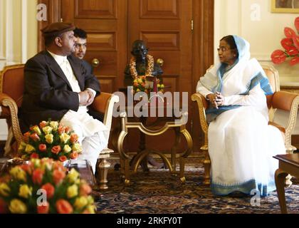 Bildnummer: 55477670  Datum: 17.06.2011  Copyright: imago/Xinhua (110617) -- NEW DELHI, June 17, 2011 (Xinhua) -- Marshal Mohammad Qasim Fahim (L), First Vice President of Afghanistan, meets with Indian President Pratibha Devisingh Patil in New Delhi over luncheon meet on June 17, 2011. (Xinhua/Stringer) (zw) INDIA-NEW DELHI-AFGHAN VICE PRESIDENT-VISIT PUBLICATIONxNOTxINxCHN People Politik xcb x0x 2011 quer     Bildnummer 55477670 Date 17 06 2011 Copyright Imago XINHUA  New Delhi June 17 2011 XINHUA Marshal Mohammad Qasim Fahim l First Vice President of Afghanistan Meets With Indian President Stock Photo