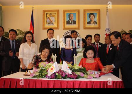 Bildnummer: 55530208  Datum: 21.06.2011  Copyright: imago/Xinhua (110621) -- PHNOM PENH, June 21, 2011 (Xinhua) -- Hao Linna (L, front), vice president of Red Cross Society of China (RCSC), and Bun Rany (R, front), wife of Cambodian Prime Minister Hun Sen, attend the signing ceremony in Phnom Penh, Cambodia, June 21, 2011. The Cambodian Red Cross (CRC) and the Red Cross Society of China (RCSC) on Tuesday renewed another five-year-cooperation agreement from 2011-2015, aimed at providing mutual help in humanitarian activities. (Xinhua) (jl) CAMBODIA-CHINA-RED CROSS-COOPERATION PUBLICATIONxNOTxIN Stock Photo