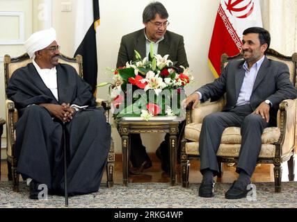 110626 -- TEHRAN, Jun. 26, 2011 Xinhua -- Iranian President Mahmoud Ahmadinejad R meets with Sudanese President Omar Hassan al-Bashir in Tehran June 26, 2011. Xinhua/Ahmad Halabisaz nxl IRAN-SUDAN-DIPLOMACY PUBLICATIONxNOTxINxCHN Stock Photo