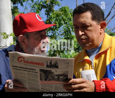 (110629) -- HAVANA, June 29, 2011 (Xinhua) -- Photo provided by Cuba Debate shows former Cuban leader Fidel Castro (L) reading a newspaper with the president of Venezuela Hugo Chavez, who is recovering from surgery in a hospital in Havana, capital of Cuba, June 28, 2011. (Xinhua/CUBADEBATE) CUBA-HAVANA-CASTRO-CHAVEZ PUBLICATIONxNOTxINxCHN Stock Photo