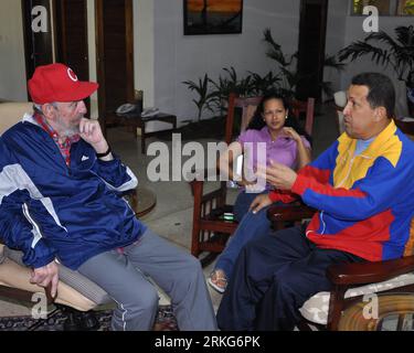 Bildnummer: 55555867  Datum: 28.06.2011  Copyright: imago/Xinhua (110629) -- HAVANA, June 29, 2011 (Xinhua) -- Photo provided by Cuba Debate shows former Cuban leader Fidel Castro (L) talking with the president of Venezuela Hugo Chavez (R), who is recovering from surgery in a hospital in Havana, capital of Cuba, June 28, 2011. (Xinhua/CUBADEBATE) CUBA-HAVANA-CASTRO-CHAVEZ PUBLICATIONxNOTxINxCHN People Politik xst premiumd 2011 quadrat     Bildnummer 55555867 Date 28 06 2011 Copyright Imago XINHUA  Havana June 29 2011 XINHUA Photo provided by Cuba Debate Shows Former Cuban Leader Fidel Castro l Stock Photo