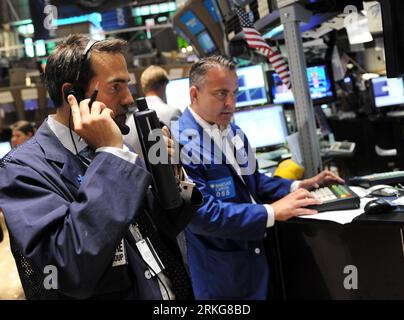 Bildnummer: 55564289  Datum: 01.07.2011  Copyright: imago/Xinhua (110701) -- NEW YORK, July 1, 2011 (Xinhua) -- Traders work on the floor of the New York Stock Exchange in New York, the United States, July 1, 2011. With all three indexes rallying for the fifth straight day, Wall Street on Friday finished its best week in nearly two years. (Xinhua/Shen Hong) (zw) U.S.-NEW YORK-STOCK PUBLICATIONxNOTxINxCHN Wirtschaft Börse USA Trader Arbeitswelten Gesellschaft xdf x0x premiumd 2011 quer     Bildnummer 55564289 Date 01 07 2011 Copyright Imago XINHUA  New York July 1 2011 XINHUA Traders Work ON Th Stock Photo