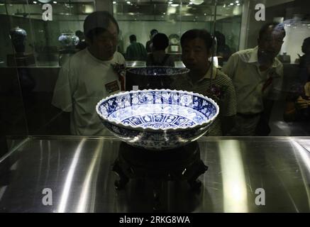 Bildnummer: 55566798  Datum: 03.07.2011  Copyright: imago/Xinhua (110703) -- BEIJING, July 3, 2011 (Xinhua) -- Visitors look at a blue and white porcelain bowl created in Yuan Dynasty (1271-1368) in an exhibition in Beijing, capital of China, July 3, 2011. The exhibition which kicked off on Sunday displayed tens of masterpieces of blue and white porcelain owned by oversea collectors. (Xinhua/Li Fangyu) (zn) CHINA-BEIJING-EXHIBITION-ANTIQUE-BLUE AND WHITE PROCELAIN (CN) PUBLICATIONxNOTxINxCHN Gesellschaft Ausstellung Porzellan blau weiß Exponat Objekte xbs x0x 2011 quer     Bildnummer 55566798 Stock Photo