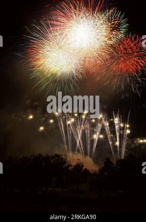 Bildnummer: 55571565  Datum: 04.07.2011  Copyright: imago/Xinhua (110705) -- HOUSTON, July 5, 2011 (Xinhua) -- Fireworks explode in Houston, Texas, July 4, 2011, to celebrate the Independence Day of the United States. (Xinhua/Song Qiong) (lx) U.S.-INDEPENDENCE DAY-CELEBRATION PUBLICATIONxNOTxINxCHN Gesellschaft USA Unabhängigkeitstag Nationalfeiertag nachts Feuerwerk x0x xst premiumd Highlight 2011 hoch     Bildnummer 55571565 Date 04 07 2011 Copyright Imago XINHUA  Houston July 5 2011 XINHUA Fireworks explode in Houston Texas July 4 2011 to Celebrate The Independence Day of The United States Stock Photo