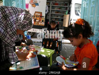 Bildnummer: 55572043  Datum: 05.07.2011  Copyright: imago/Xinhua (110705) -- GAZA, July 5, 2011 (Xinhua) -- Palestinian young girls read books at a mobile library in Gaza City, July 5, 2011. The mobile library project is funded by the German-French Cultural Center which contains more than 1500 books and aiming to allow the children access to books and improve their reading skills. (Xinhua/Wissam Nassar) (jl) MIDEAST-GAZA-MOBILE LIBRARY PUBLICATIONxNOTxINxCHN Gesellschaft Bildung Buch Büchermobil mobile Bibliothek Kinder x0x xst lesen Palästina Israel 2011 quer Highlight     Bildnummer 55572043 Stock Photo