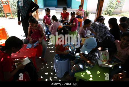 Bildnummer: 55572037  Datum: 05.07.2011  Copyright: imago/Xinhua (110705) -- GAZA, July 5, 2011 (Xinhua) -- Palestinian young girls read books at a mobile library in Gaza City, July 5, 2011. The mobile library project is funded by the German-French Cultural Center which contains more than 1500 books and aiming to allow the children access to books and improve their reading skills. (Xinhua/Wissam Nassar) (jl) MIDEAST-GAZA-MOBILE LIBRARY PUBLICATIONxNOTxINxCHN Gesellschaft Bildung Buch Büchermobil mobile Bibliothek Kinder x0x xst lesen Palästina Israel 2011 quer     Bildnummer 55572037 Date 05 0 Stock Photo