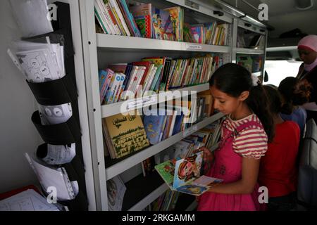 Bildnummer: 55572042  Datum: 05.07.2011  Copyright: imago/Xinhua (110705) -- GAZA, July 5, 2011 (Xinhua) -- Palestinian young girls choose books at a mobile library in Gaza City, July 5, 2011. The mobile library project is funded by the German-French Cultural Center which contains more than 1500 books and aiming to allow the children access to books and improve their reading skills. (Xinhua/Wissam Nassar) (jl) MIDEAST-GAZA-MOBILE LIBRARY PUBLICATIONxNOTxINxCHN Gesellschaft Bildung Buch Büchermobil mobile Bibliothek Kinder x0x xst lesen Palästina Israel 2011 quer Highlight     Bildnummer 555720 Stock Photo