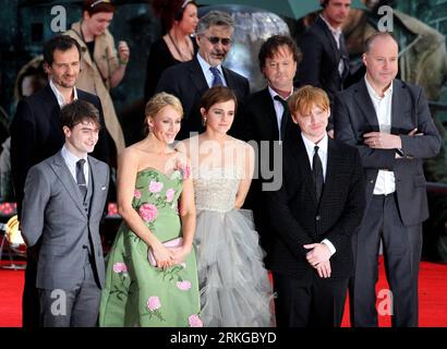 110707 -- LONDON, July 7, 2011 Xinhua -- L to R Producer David Heyman, actor Daniel Radcliffe, author J.K. Rowling, actress Emma Watson, screenwriter Steve Kloves, actor Rupert Grint and director David Yates pose pose during the global premiere of Harry Potter and The Deathly Hallows: Part 2, the last film of the series, at Trafalgar Square in London, Britain, July 7, 2011. Xinhua/Yang Xiaohan UK-LONDON-HARRY POTTER-PREMIER PUBLICATIONxNOTxINxCHN Stock Photo