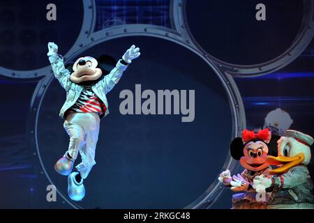 Bildnummer: 55578687  Datum: 08.07.2011  Copyright: imago/Xinhua (110708) -- XI AN, July 8, 2011 (Xinhua) -- Troupers dressed up as classic Disney character Mickey, Minnie and Donald perform in the Disney stage drama Mickey Music Carnival in Xi an City, northwest China s Shaanxi Province, July 8, 2011. The Disney musical embarked on its China tour here Friday and will be staged in Xi an until Sunday. (Xinhua/Liu Xiao) (zy) (ljh) CHINA-SHAANXI-XI AN-DISNEY MUSICAL-PREMIERE (CN) PUBLICATIONxNOTxINxCHN Gesellschaft Entertainment Show xda 2011 quer o0 Donald Duck Mini Mickey Mouse Goofy    Bildnum Stock Photo