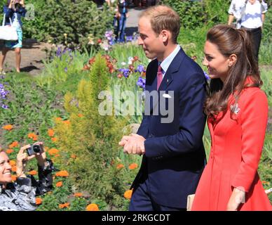 Bildnummer: 55580580  Datum: 08.07.2011  Copyright: imago/Xinhua (110709) -- CALGARY, July 9, 2011 (Xinhua) -- Britain s Prince William and his wife Catherine Middleton, duchess of Cambridge, visit the Calgary Zoo in Alberta, Canada, on July 8, 2011. The royal couple on Friday wrapped up their nine-day tour in Canada. (Xinhua/Huang Xiaonan) CANADA-BRITAIN-ROYAL VISIT PUBLICATIONxNOTxINxCHN People Entertainment Adel xda premiumd 2011 quer o0 GBR Windsor Kate Catherine Middleton Duchess Cambridge Prinz William Duke Cambridge Ehefrau Frau Frau Mann Familie privat    Bildnummer 55580580 Date 08 07 Stock Photo