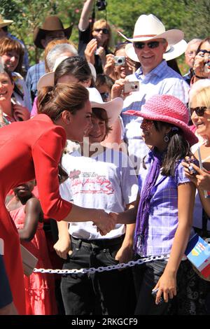 Bildnummer: 55580581  Datum: 08.07.2011  Copyright: imago/Xinhua (110709) -- CALGARY, July 9, 2011 (Xinhua) --   Catherine Middleton (L), duchess of Cambridge, shakes hands with a Canadian girl during her visit at the Calgary Zoo in Alberta, Canada, on July 8, 2011. The royal couple on Friday wrapped up their nine-day tour in Canada. (Xinhua/Huang Xiaonan) CANADA-BRITAIN-ROYAL VISIT PUBLICATIONxNOTxINxCHN People Entertainment Adel xda premiumd 2011 hoch  o0 GBR Windsor Kate Catherine Middleton Duchess Cambridge privat    Bildnummer 55580581 Date 08 07 2011 Copyright Imago XINHUA  Calgary July Stock Photo