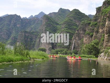 Bildnummer: 55583222  Datum: 10.07.2011  Copyright: imago/Xinhua (110711) -- BEIJING, July 11, 2011 (Xinhua) -- Visitors drift at the Donghu Harbour of Shidu scenic spot in Beijing, capital of China, July 10, 2011. As the summer vacation started, many citizens and visitors went to Shidu to enjoy the cool and refreshing journey. (Xinhua/Zhang Shanchen) (hy) CHINA-BEIJING-SUMMER VACATION (CN) PUBLICATIONxNOTxINxCHN Gesellschaft Freizeit Hobby Floss Boot Fluss xns x0x 2011 quer     Bildnummer 55583222 Date 10 07 2011 Copyright Imago XINHUA  Beijing July 11 2011 XINHUA Visitors Drift AT The Donghu Stock Photo