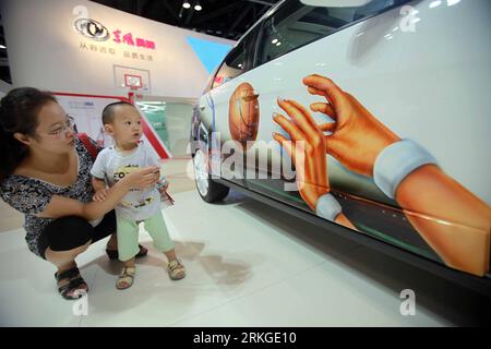 Bildnummer: 55584662  Datum: 11.07.2011  Copyright: imago/Xinhua (110711) -- BEIJING, July 11, 2011 (Xinhua) -- A mother takes her child to watch a car with painting of a basketball match at an auto show of the Chinese brands in the National Convention Center in Beijing, capital of China, July 11, 2011. Eighteen Chinese car manufactures participated in the exhibition which kicked off here on July 8. (Xinhua/Chen Xiaogen) (ctt) #CHINA-BEIJING-AUTO SHOW PUBLICATIONxNOTxINxCHN Wirtschaft Automobilindustrie Auto Objekte Kunst Malerei Airbrush Lackierung xdf x0x 2011 quer     Bildnummer 55584662 Da Stock Photo