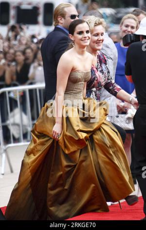 Bildnummer: 55586031  Datum: 11.07.2011  Copyright: imago/Xinhua (110711) -- NEW YORK, July 11, 2011 (Xinhua) -- Actress Emma Watson (L Front) attends the US premiere of Harry Potter and the Deathly Hallows: Part 2 , at the Lincoln Center in New York, the United States, July 11, 2011. (Xinhua/Zhu Wei)(wjd) US-HARRY POTTER-PREMIERE PUBLICATIONxNOTxINxCHN Entertainment Kultur People Film Filmpremiere und die Heiligtümer des Todes premiumd xns x0x 2011 hoch     Bildnummer 55586031 Date 11 07 2011 Copyright Imago XINHUA  New York July 11 2011 XINHUA actress Emma Watson l Front Attends The U.S. Pre Stock Photo