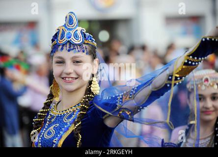 Bildnummer: 55588779  Datum: 12.07.2011  Copyright: imago/Xinhua (110712) -- ISTANBUL, July 12, 2011 (Xinhua) -- Dancers march and perform on the Freedom street in Istanbul, Turkey, on July 12, 2011. Istanbul Meeting of The World Cultures & Youth is held here from July 10 to 17. (Xinhua/Ma Yan) (zw) TURKEY-ISTANBUL-CULTURE PUBLICATIONxNOTxINxCHN Gesellschaft Kultur Tanz Tradition xdf x0x 2011 quer     Bildnummer 55588779 Date 12 07 2011 Copyright Imago XINHUA  Istanbul July 12 2011 XINHUA Dancers March and perform ON The Freedom Street in Istanbul Turkey ON July 12 2011 Istanbul Meeting of The Stock Photo