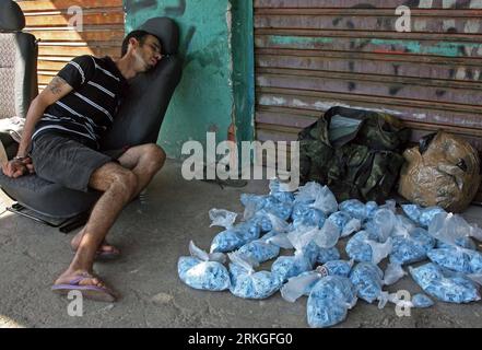 Bildnummer: 55591458  Datum: 13.07.2011  Copyright: imago/Xinhua (110714) -- RIO DE JANEIRO, July 14, 2011 (Xinhua) -- A man is detained during an anti-drug operation organized by military police battalion Iraja, in the neighborhood Vicente Carvalho, northern of Rio de Janeiro, Brazil, on July 13, 2011. The operation aimed at catching drug traffickers and criminals engaged theft of vehicles. (Xinhua/Jadson Marques/Agencia Estado) (yc) BRAZIL OUT BRAZIL-RIO DE JANEIRO-SECURITY-DRUGS PUBLICATIONxNOTxINxCHN Gesellschaft Polizei Spezialeinheit Razzia Drogenrazzia Favela Slum Polizei Polizeiensatz Stock Photo