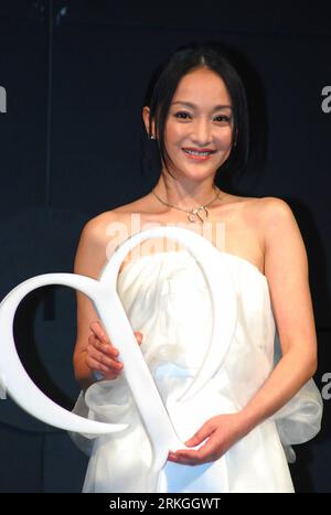 Bildnummer: 55596257  Datum: 15.07.2011  Copyright: imago/Xinhua (110715) -- TAIPEI, July 15, 2011 (Xinhua) -- Actress Zhou Xun from the Chinese mainland poses for photos at a press conference held by a cosmetic brand which she endorses in Taipei, southeast China s Taiwan, July 15, 2011. (Xinhua) (llp)  CHINA-TAIPEI-ZHOU XUN-ENDORSEMENT (CN) PUBLICATIONxNOTxINxCHN People Film Kultur Entertainment Pressetermin soziales Engagement xtm 2011 hoch    Bildnummer 55596257 Date 15 07 2011 Copyright Imago XINHUA 110 715 Taipei July 15 2011 XINHUA actress Zhou Xun from The Chinese Mainland Poses for Pho Stock Photo