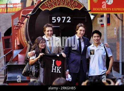 Bildnummer: 55597814  Datum: 16.07.2011  Copyright: imago/Xinhua (110716) -- HONG KONG, July 16, 2011 (Xinhua) -- Cast members of Harry Potter and the Deathly Hallows - Part 2 James Phelps (3rd L) and Oliver Phelps (2nd L), who portray the Weasley brothers, interact with fans in Hong Kong, south China, July 16, 2011.  Hong Kong on Saturday to promote the movie Harry Potter and the Deathly Hallows - Part 2. (Xinhua/Chen Xiaowei) (zhs) CHINA-HONG KONG-HARRY POTTER-PROMOTION (CN) PUBLICATIONxNOTxINxCHN Entertainment People Film und die Heiligtümer des Todes Teil 2 Hongkong xdf 2011 quer o0  Brude Stock Photo