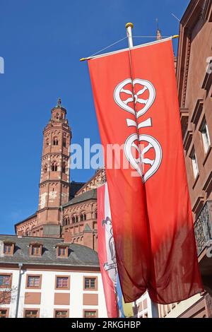 Mainzer Rad City flag, St. Martin's Cathedral, Liebfrauenpl. 4, 55116 Mainz City Centre, Rhineland-Palatinate Land, Germany Stock Photo
