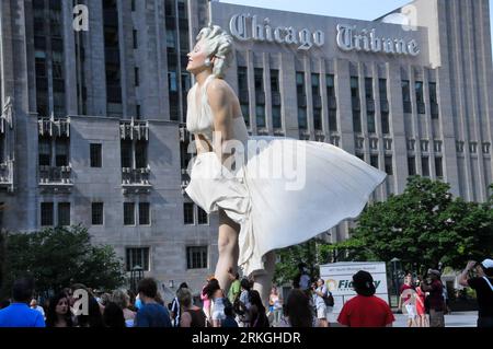 Bildnummer: 55598013  Datum: 16.07.2011  Copyright: imago/Xinhua (110716) -- CHICAGO, July 16, 2011 (Xinhua) -- look at a 26-foot tall statue of Marilyn Monroe in Chicago, United States, July 16, 2011. The sculpture Forever Marilyn by artist Seward Johnson is based on a scene from the movie Seven Year Itch . (Xinhua/Jiang Xintong) (zw) U.S.-CHICAGO-MONROE-STATUE PUBLICATIONxNOTxINxCHN Gesellschaft Kultur Riesenstatue Objekte Skulptur premiumd xns x0x 2011 quer     Bildnummer 55598013 Date 16 07 2011 Copyright Imago XINHUA  Chicago July 16 2011 XINHUA Look AT a 26 Foot Tall Statue of Marilyn Mo Stock Photo