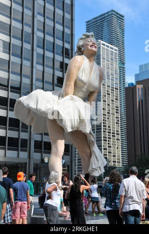 Bildnummer: 55598014  Datum: 16.07.2011  Copyright: imago/Xinhua (110716) -- CHICAGO, July 16, 2011 (Xinhua) -- look at a 26-foot tall statue of Marilyn Monroe in Chicago, United States, July 16, 2011. The sculpture Forever Marilyn by artist Seward Johnson is based on a scene from the movie Seven Year Itch . (Xinhua/Jiang Xintong) (zw) U.S.-CHICAGO-MONROE-STATUE PUBLICATIONxNOTxINxCHN Gesellschaft Kultur Riesenstatue Objekte Skulptur premiumd xns x0x 2011 hoch     Bildnummer 55598014 Date 16 07 2011 Copyright Imago XINHUA  Chicago July 16 2011 XINHUA Look AT a 26 Foot Tall Statue of Marilyn Mo Stock Photo