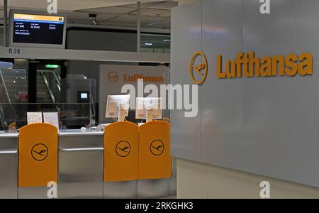 Frankfurt Airport, gate B28, showing Lufthansa flight LH948 to Manchester Stock Photo