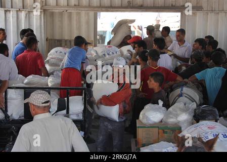 Bildnummer: 55600454  Datum: 18.07.2011  Copyright: imago/Xinhua (110718) -- GAZA, July 18, 2011 (Xinhua) -- Palestinians receive their monthly aid at a UN food aids distribution center in Rafah refugee camp in the southern Gaza Strip, on July 18, 2011. The UN Relief and Works Agency (UNRWA) will reduce some of its services for Palestinian refugees due to budget deficit and shortage of donor funds. (Xinhua/Khaled Omar) MIDEAST-GAZA-UNRWA-SERVICES PUBLICATIONxNOTxINxCHN Gesellschaft Palästina Gazastreifen Hilfslieferung humanitäre Hilfe Hilfsgüter xdf x0x premiumd 2011 quer     Bildnummer 55600 Stock Photo