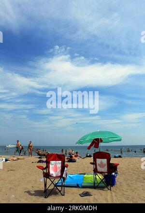 Bildnummer: 55606353  Datum: 20.07.2011  Copyright: imago/Xinhua (110720) -- TORONTO, July 20, 2011 (Xinhua) -- cool off on the beach of the Lake Ontario in Toronto, Canada, July 20, 2011. A heat wave swept the city on Wednesday with the highest temperature reaching 35 degrees Celsius. (Xinhua/Zou Zheng) (wjd) CANADA-TORONTO-HEAT WAVE PUBLICATIONxNOTxINxCHN Wetter xtm 2011 hoch o0 Strand Sommer    Bildnummer 55606353 Date 20 07 2011 Copyright Imago XINHUA  Toronto July 20 2011 XINHUA cool off ON The Beach of The Lake Ontario in Toronto Canada July 20 2011 a Heat Wave Swept The City ON Wednesda Stock Photo