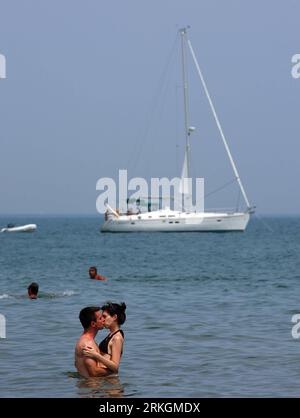 Bildnummer: 55606351  Datum: 20.07.2011  Copyright: imago/Xinhua (110720) -- TORONTO, July 20, 2011 (Xinhua) -- A couple kiss in the Lake Ontario in Toronto, Canada, July 20, 2011. A heat wave swept the city on Wednesday with the highest temperature reaching 35 degrees Celsius. (Xinhua/Zou Zheng) (wjd) CANADA-TORONTO-HEAT WAVE PUBLICATIONxNOTxINxCHN Wetter xtm 2011 hoch  o0 Sommer Hitze Hitzewelle Jahreszeit Abkühlung Liebe Urlaub    Bildnummer 55606351 Date 20 07 2011 Copyright Imago XINHUA  Toronto July 20 2011 XINHUA a COUPLE Kiss in The Lake Ontario in Toronto Canada July 20 2011 a Heat Wa Stock Photo