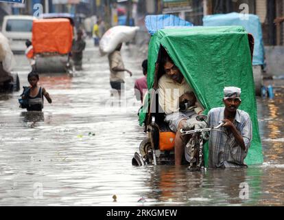 Bildnummer: 55606308  Datum: 20.07.2011  Copyright: imago/Xinhua (110721) -- PATNA, July 21, 2011 (Xinhua) -- A rickshaw puller carrying a passenger wades through water in Patna, capital of India s eastern state Bihar on July 20, 2011. Heavy rainfall flooded the city. (Xinhua/Stringer) (jy) INDIA-PATNA-HEAVY RAIN PUBLICATIONxNOTxINxCHN Gesellschaft Wetter Hochwasser xtm 2011 quer  o0 Straße Verkehr kurios    Bildnummer 55606308 Date 20 07 2011 Copyright Imago XINHUA  Patna July 21 2011 XINHUA a rickshaw Puller carrying a Passenger Wade Through Water in Patna Capital of India S Eastern State Bi Stock Photo