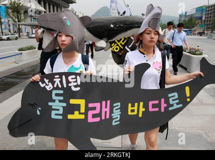 Bildnummer: 55616703  Datum: 26.07.2011  Copyright: imago/Xinhua (110726) -- SEOUL, July 26, 2011 (Xinhua) -- South Koreans participate in a rally demanding saving whales and environmental protection in Seoul, South Korea, on July 26, 2011.(Xinhua/Park Jin hee) (srb) SOUTH KOREA-SEOUL-RALLY-ENVIRONMENT PUBLICATIONxNOTxINxCHN Gesellschaft Demo Protest Umweltschutz Tierschutz Wal Delfin Kostüm Südkorea x0x xtm 2011 quer premiumd     Bildnummer 55616703 Date 26 07 2011 Copyright Imago XINHUA 110 726 Seoul July 26 2011 XINHUA South Korean participate in a Rally demanding Saving Whales and Environm Stock Photo