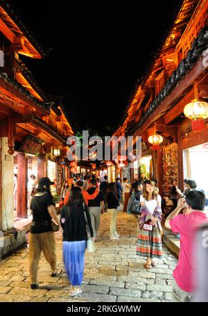 Bildnummer: 55620898  Datum: 07.06.2011  Copyright: imago/Xinhua (110727) -- KUNMING, July 27, 2011 (Xinhua) -- Tourists walk on a street in Lijiang, southwest China s Yunnan Province in this file photo taken on June 7, 2011. The old town of Lijiang was formally licenced as the national 5A tourism attraction spot, the top one among China s tourism ranking system, on July 27, 2011, after it passed the evaluation recently. With a history of more than 800 years, the old town of Lijiang, a UNESCO World Heritage site, is one of the surviving ancient towns in China. (Xinhua/Qin Qing) (gsy) CHINA-YUN Stock Photo