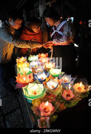Bildnummer: 55620899  Datum: 25.10.2008  Copyright: imago/Xinhua (110727) -- KUNMING, July 27, 2011 (Xinhua) -- Tourists purchase traditional lanterns in Lijiang, southwest China s Yunnan Province in this file photo taken on October 25, 2008. The old town of Lijiang was formally licenced as the national 5A tourism attraction spot, the top one among China s tourism ranking system, on July 27, 2011, after it passed the evaluation recently. With a history of more than 800 years, the old town of Lijiang, a UNESCO World Heritage site, is one of the surviving ancient towns in China. (Xinhua/Qin Qing Stock Photo