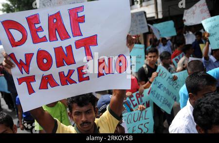 Bildnummer: 55629824  Datum: 29.07.2011  Copyright: imago/Xinhua (110729) -- COLOMBO, July 29, 2011 (Xinhua) -- Dozens of Sri Lankans with hearing impairment take part in a protest march demanding the government set aside three percent of employment to disabled people, in Colombo, Sri Lanka, July 29, 2011. It is estimated that there are more than 70,000 disabled who are short of hearing in the country. (Xinhua/K.Dinara)(axy) SRI LANKA-COLOMBO-DISABLED-PROTEST PUBLICATIONxNOTxINxCHN Gesellschaft Protest Demo Politik Gehörlose x0x xst 2011 quer     Bildnummer 55629824 Date 29 07 2011 Copyright I Stock Photo