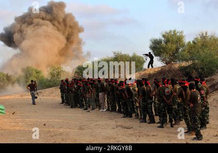 Bildnummer: 55635370  Datum: 29.07.2011  Copyright: imago/Xinhua (110729) -- GAZA, JULY 29, 2011 (Xinhua) -- Militants of the Democratic Front for Liberation Palestine (DFLP) train during a military graduation ceremony in Rafah, southern Gaza Strip, on July 29, 2011. (Xinhua/Khaled Omar) (wjd) MIDEAST-GAZA-MILITARY-GRADUATION-CEREMONY PUBLICATIONxNOTxINxCHN Gesellschaft Militär ISR Palästina Gazastreifen Ausbildung Soldat Training Manöver xjh x0x premiumd 2011 quer     Bildnummer 55635370 Date 29 07 2011 Copyright Imago XINHUA  Gaza July 29 2011 XINHUA militant of The Democratic Front for Libe Stock Photo