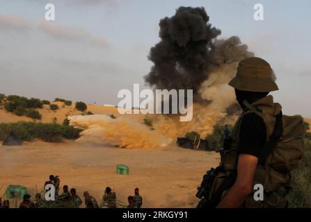 Bildnummer: 55635371  Datum: 29.07.2011  Copyright: imago/Xinhua (110729) -- GAZA, JULY 29, 2011 (Xinhua) -- Militants of the Democratic Front for Liberation Palestine (DFLP) train during a military graduation ceremony in Rafah, southern Gaza Strip, on July 29, 2011. (Xinhua/Khaled Omar) (wjd) MIDEAST-GAZA-MILITARY-GRADUATION-CEREMONY PUBLICATIONxNOTxINxCHN Gesellschaft Militär ISR Palästina Gazastreifen Ausbildung Soldat Training Manöver xjh x0x premiumd 2011 quer     Bildnummer 55635371 Date 29 07 2011 Copyright Imago XINHUA  Gaza July 29 2011 XINHUA militant of The Democratic Front for Libe Stock Photo