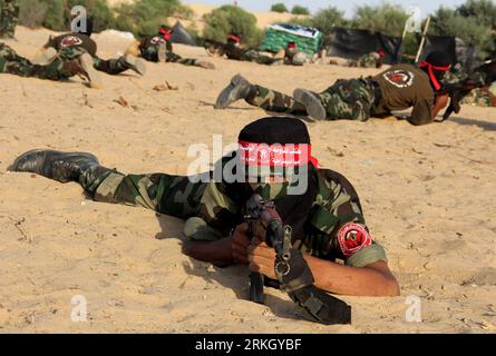 Bildnummer: 55635372  Datum: 29.07.2011  Copyright: imago/Xinhua (110729) -- GAZA, JULY 29, 2011 (Xinhua) -- Militants of the Democratic Front for Liberation Palestine (DFLP) train during a military graduation ceremony in Rafah, southern Gaza Strip, on July 29, 2011. (Xinhua/Khaled Omar) (wjd) MIDEAST-GAZA-MILITARY-GRADUATION-CEREMONY PUBLICATIONxNOTxINxCHN Gesellschaft Militär ISR Palästina Gazastreifen Ausbildung Soldat Training Manöver xjh x0x premiumd 2011 quer     Bildnummer 55635372 Date 29 07 2011 Copyright Imago XINHUA  Gaza July 29 2011 XINHUA militant of The Democratic Front for Libe Stock Photo