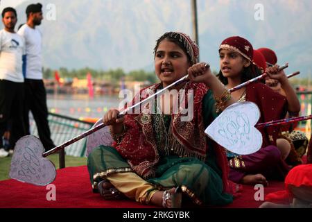 Bildnummer: 55635366  Datum: 29.07.2011  Copyright: imago/Xinhua (110729) -- SRINAGAR, July 29, 2011 (Xinhua) -- Women sing songs during the water sports festival Jashn-e-Dal on the Dal Lake in Srinagar, summer capital of Indian-controlled Kashmir, July 29, 2011. The Jammu and Kashmir police department Friday inaugurated a three-day water sports festival Jashn-e-Dal at the world famous picturesque Dal Lake in a bid to promote water adventure sports and attract tourism. (Xinhua/Javed Dar) (wjd) INDIA-KASHMIR-SRINAGAR-WATER SPORTS FESTIVAL PUBLICATIONxNOTxINxCHN Gesellschaft Bootsrennen Boot Rud Stock Photo