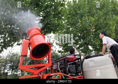 Bildnummer: 55674690  Datum: 02.08.2011  Copyright: imago/Xinhua (110802) -- LIANYUNGANG, Aug. 2, 2011 (Xinhua) -- Staff workers of local forestry authority release pesticides to control Fall Webworm in Ganyu County, east China s Jiangsu Province, Aug. 2, 2011. Some 1,500 workers of 260 deinsectization teams were dispatched to fight against the invasion of Fall Webworm in Ganyu County. Fall Webworm (Hyphantria cunea) poses a great menace of massive peril of defoliation to plant species. (Xinhua/Si Wei)(mcg) #CHINA-JIANGSU-LIANYUNGANG-FALL WEBWORM (CN) PUBLICATIONxNOTxINxCHN Gesellschaft Schädl Stock Photo