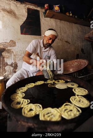 Bildnummer: 55676970  Datum: 03.08.2011  Copyright: imago/Xinhua (110803) -- HERAT, Aug. 3, 2011 (Xinhua) -- An Afghan man makes traditional sweets at a shop in Herat, Afghanistan, Aug. 3, 2011, during the fasting month of Ramadan. (Xinhua/Sardar) (nxl) AFGHANISTAN-HERAT-RAMADAN PUBLICATIONxNOTxINxCHN Gesellschaft Religion Ramadan Islam Moslems Bäcker Arbeitswelten x0x xst premiumd Highlight 2011 hoch     Bildnummer 55676970 Date 03 08 2011 Copyright Imago XINHUA  Herat Aug 3 2011 XINHUA to Afghan Man makes Traditional Sweets AT a Shop in Herat Afghanistan Aug 3 2011 during The fasting Month o Stock Photo