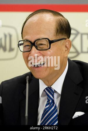 Bildnummer: 55678835  Datum: 04.08.2011  Copyright: imago/Xinhua (110804) -- HONG KONG, Aug. 4, 2011 (Xinhua) -- Hong Kong tycoon Li Ka-shing, chairman of Cheung Kong Holdings Limited and Hutchison Whampoa Limited, attends a press conference to announce the interim results of the two companies in Hong Kong, south China, Aug. 4, 2011. Li said at the press conference he remained confident in the outlook of the economic development on the Chinese mainland with the belief that the country s economy will be cushioned from a hard-landing. (Xinhua/Lui Siu Wai) (ljh) CHINA-HONG KONG-LI KA-SHING-PRESS Stock Photo